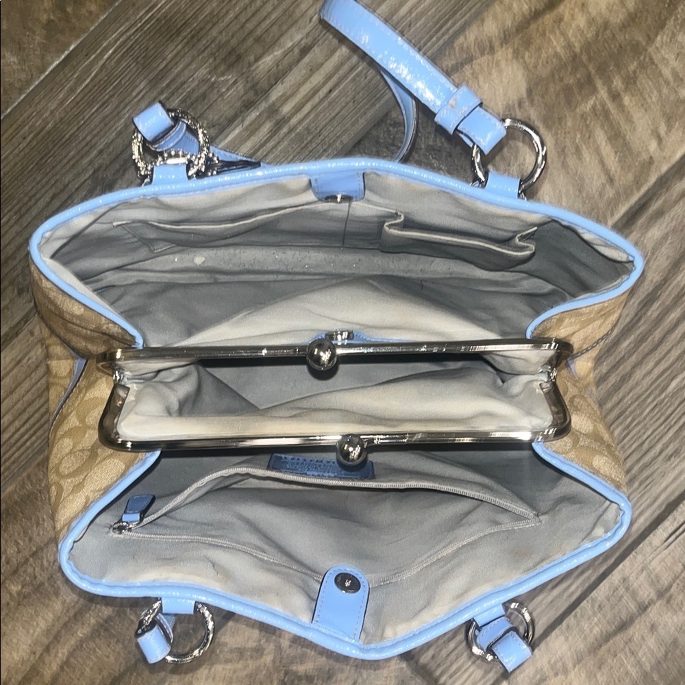 Coach logo canvas Beige and Light Blue Shoulder Bag needs cleaning. W/ dust bag - Picture 7 of 10